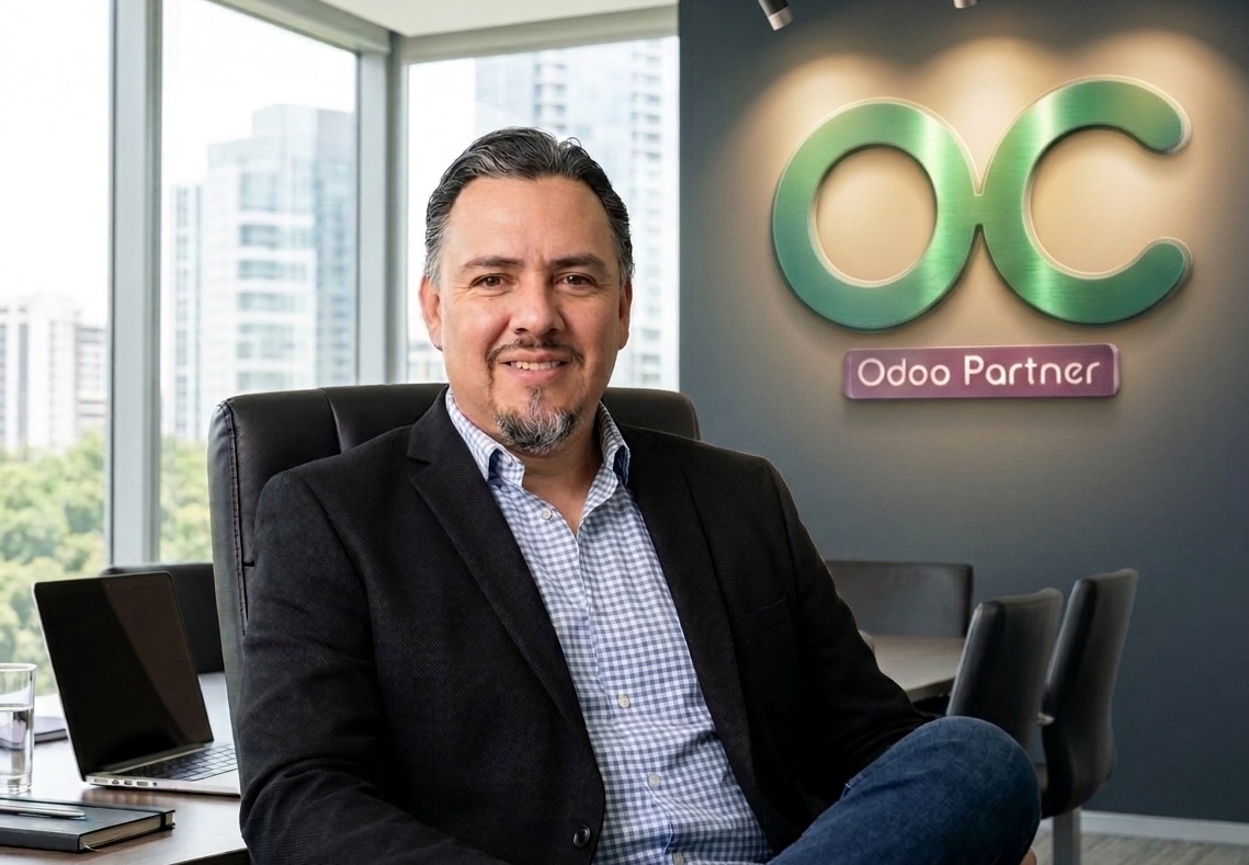 Israel Ocadiz, consultor Odoo Partner, en su oficina